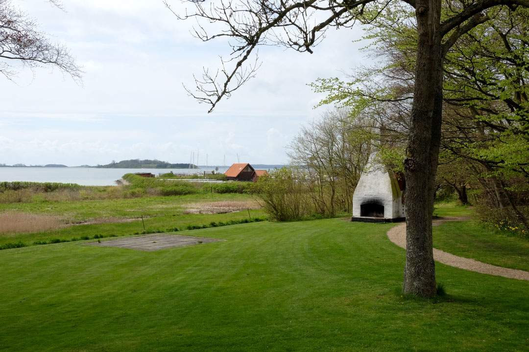 Røkeovnen i enden av tomten.