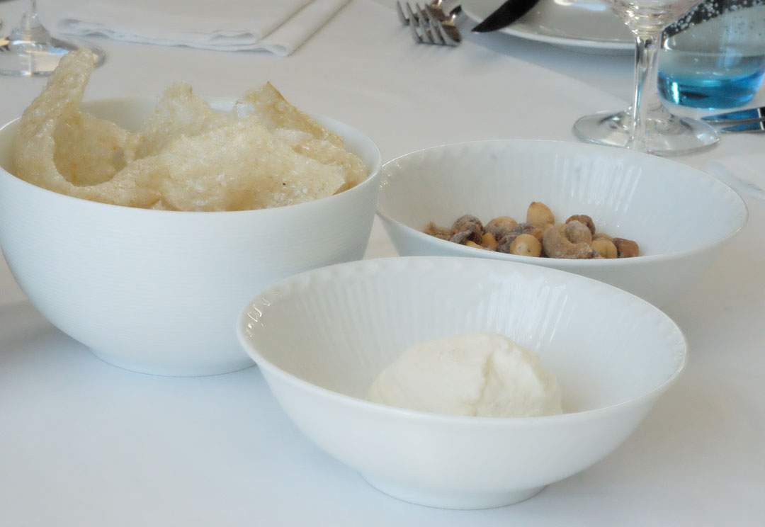 Snacks. Rygeostkrem, fleskesvær og krydrede nøtter.