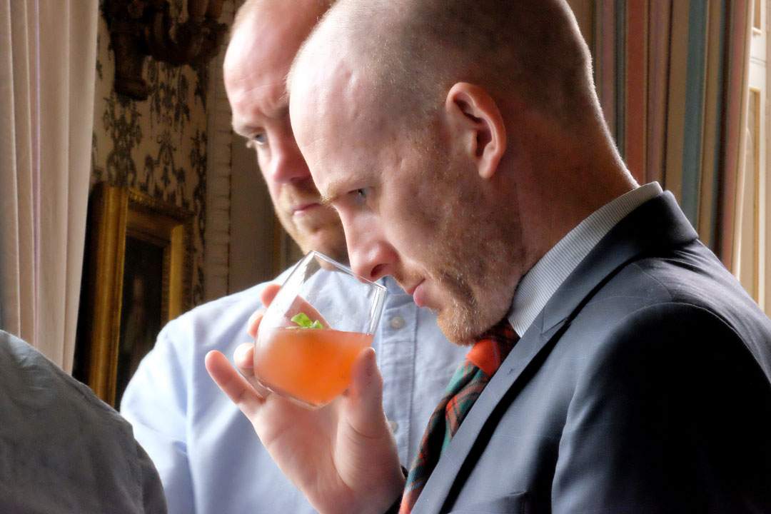Dommer Tim Judge i full gang med å vurdere resultatet av en av drinkene.