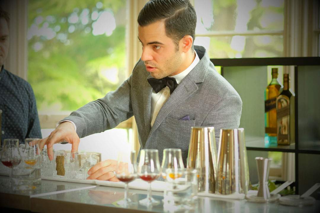 Antonio lager en cocktail som "snakker" til alle fem sansene.