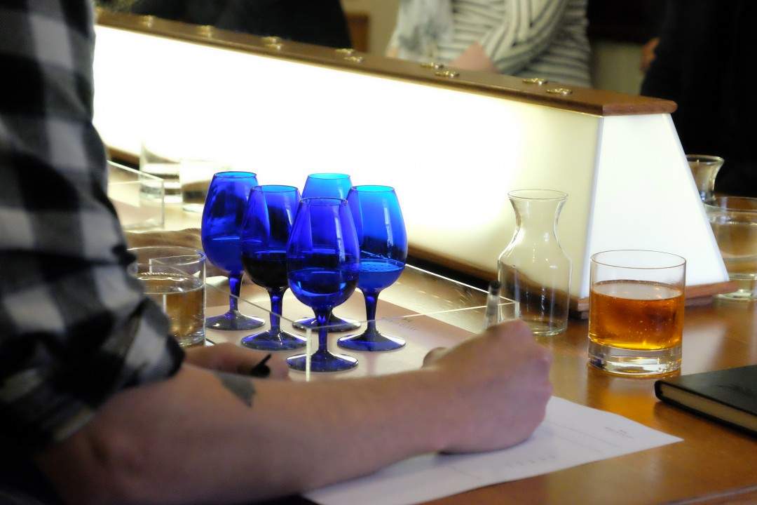 Hva er i glassene? Ikke lett å identifisere en cocktail og merket på brennevinet ut fra nøytrale, blå glass.
