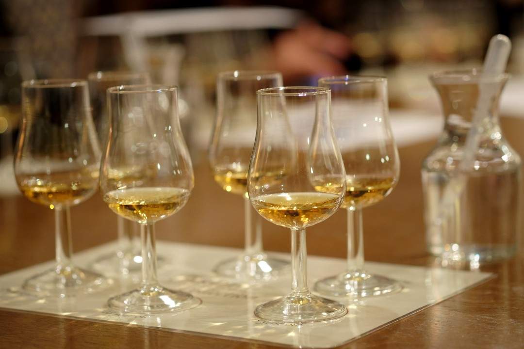 Og vi andre drar på whiskysmaking. Man er tross alt i Skottland.