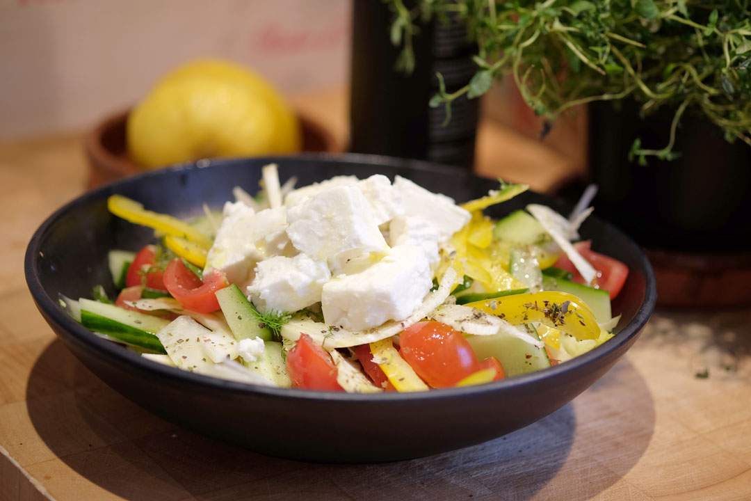 Salat med fetaost, tomater, fennikel, paprika.