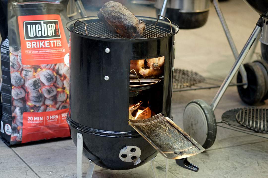Du kan "mate" smokeren med røkflis eller -kubber under grillingen.