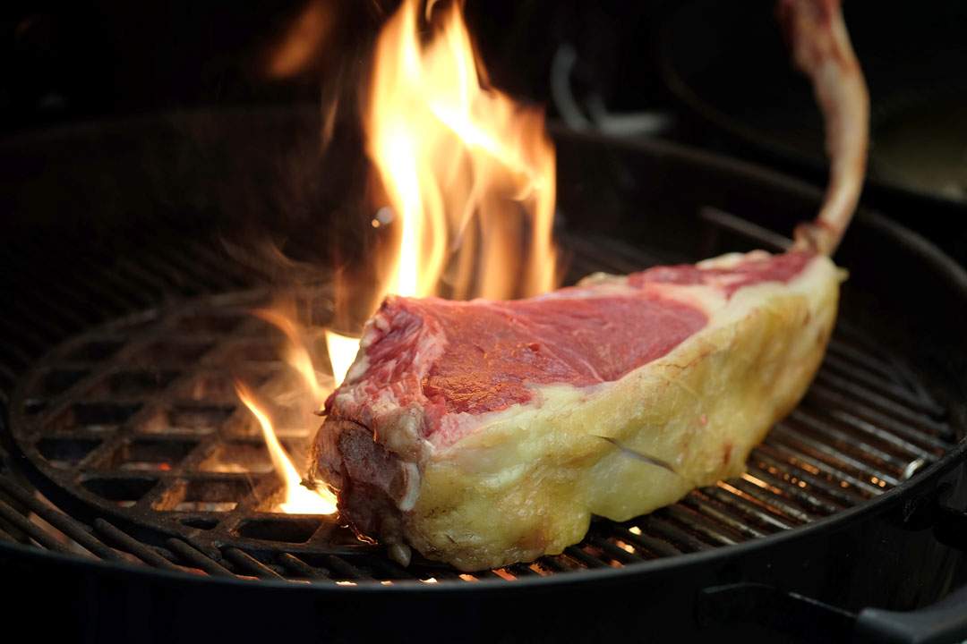 Dry aged tomahawk – kjøttstykket du kjæler med. Sterk varme for å få en flott karamelisert hinne, så indirekte varme. Kjøttet skal være bortimot rått i midten. Liker du ikke det, får du finne deg et annet kjøttstykke.