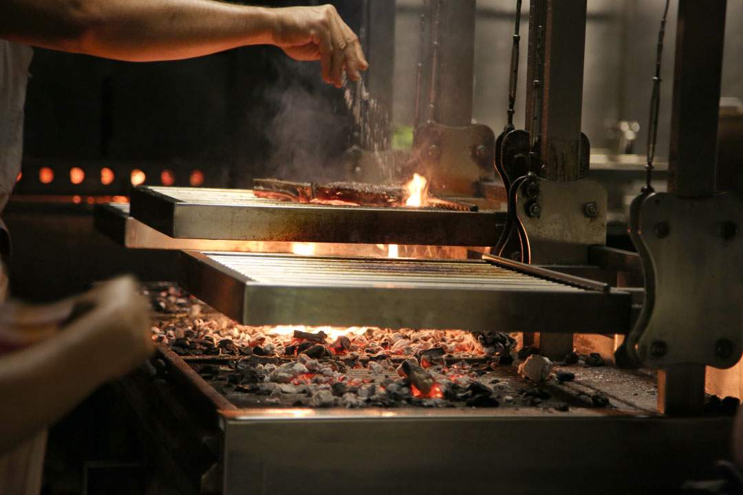 Lennox styrer grillen.