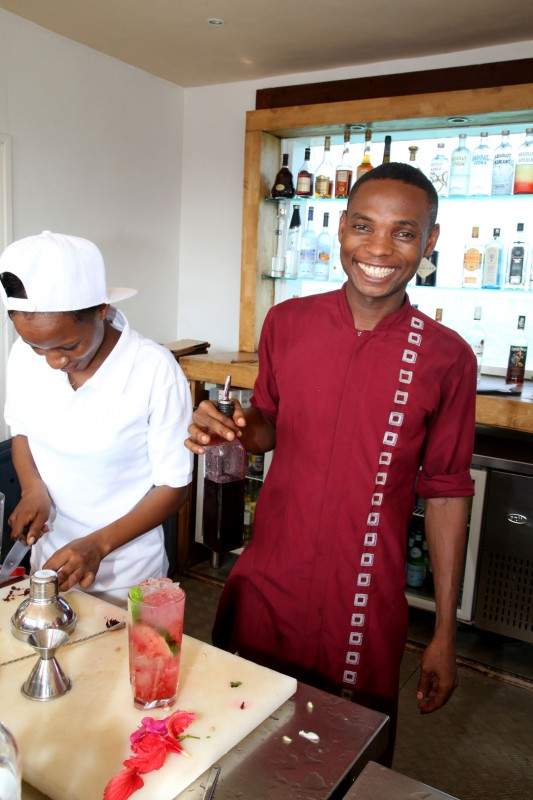 Bartenderne på Essque Zalu begynner å få teken. Foto: Erik Valebrokk