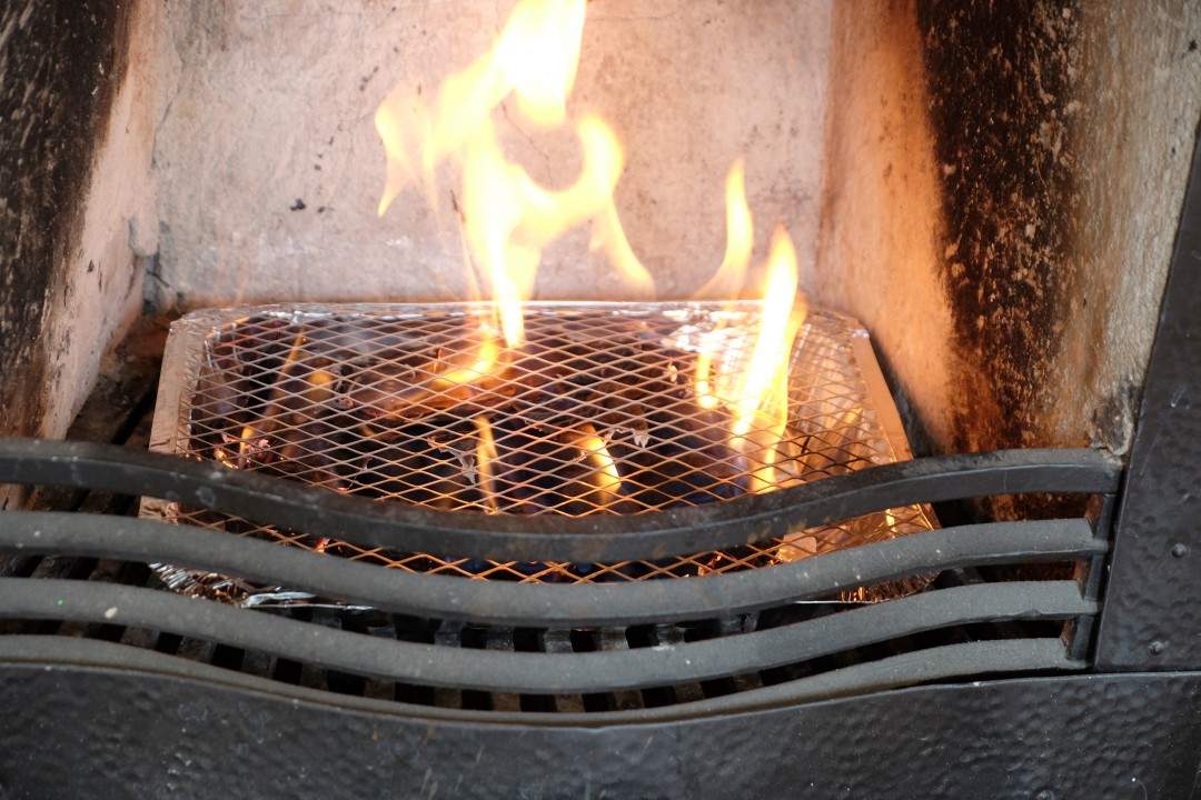 Grilling i peisen er ikke noen sak.