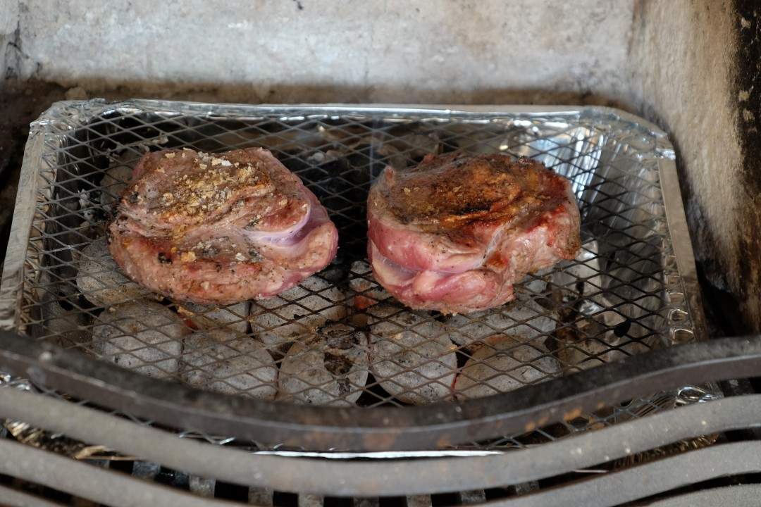 Lammekjøtt på grillen.