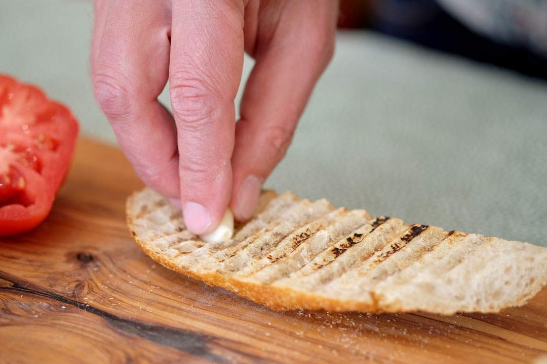 2. Gni hviløksfeddet mot brødoverflaten med snittflaten ned.