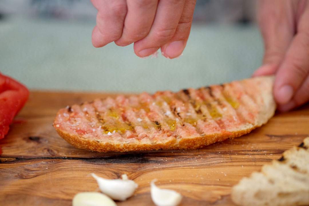Dryss litt deilig flaksalt over brødskiven