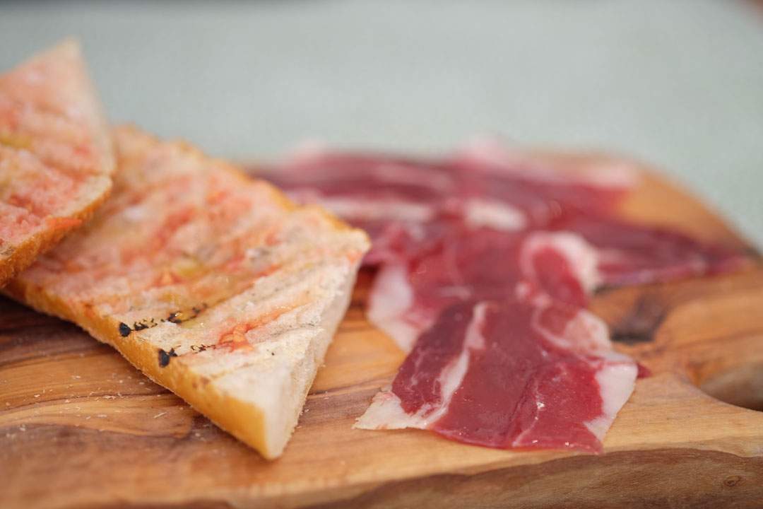 Finn frem en skikkelig god spansk spekeskinke. Jeg brukte Paleta de Bellota laget av 100% ibericosvin fra Cinco Jotas. Dette er skinken Adrià-brødrene bruker på Heart Ibiza.