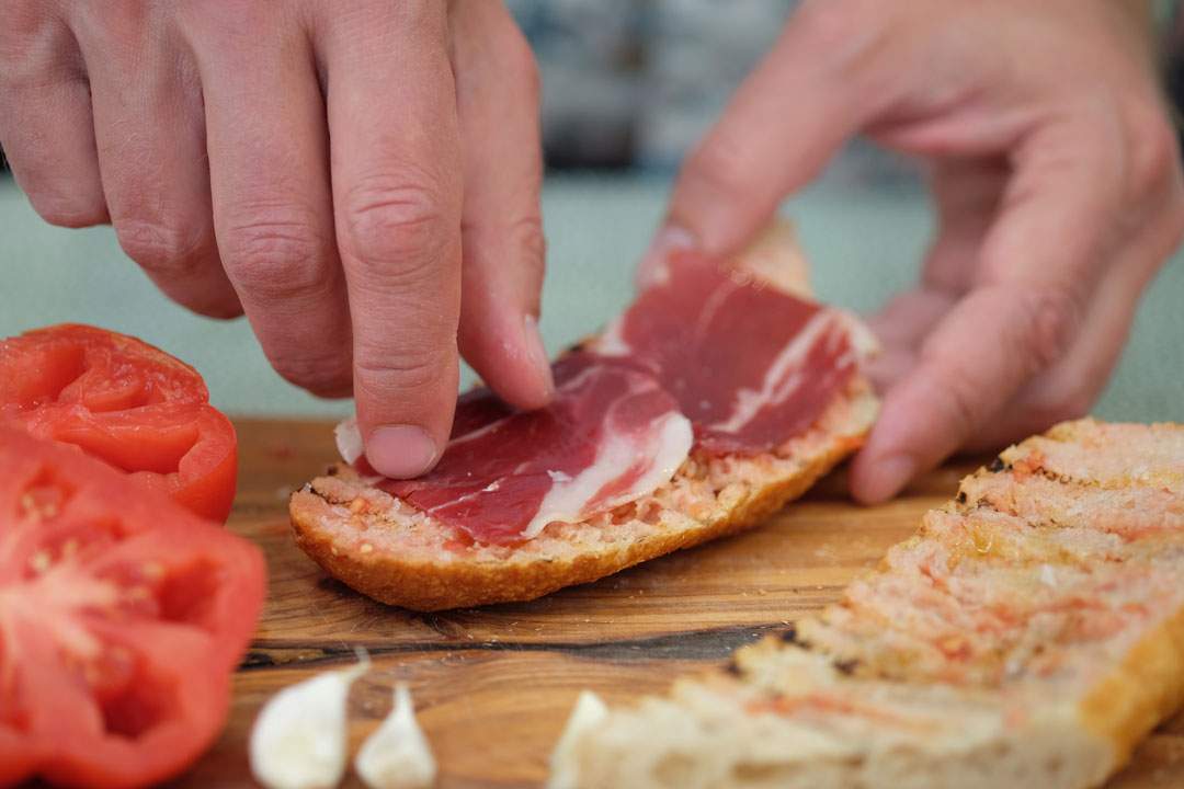 7. Legg skiver av herlig spekeskinke på brødet.