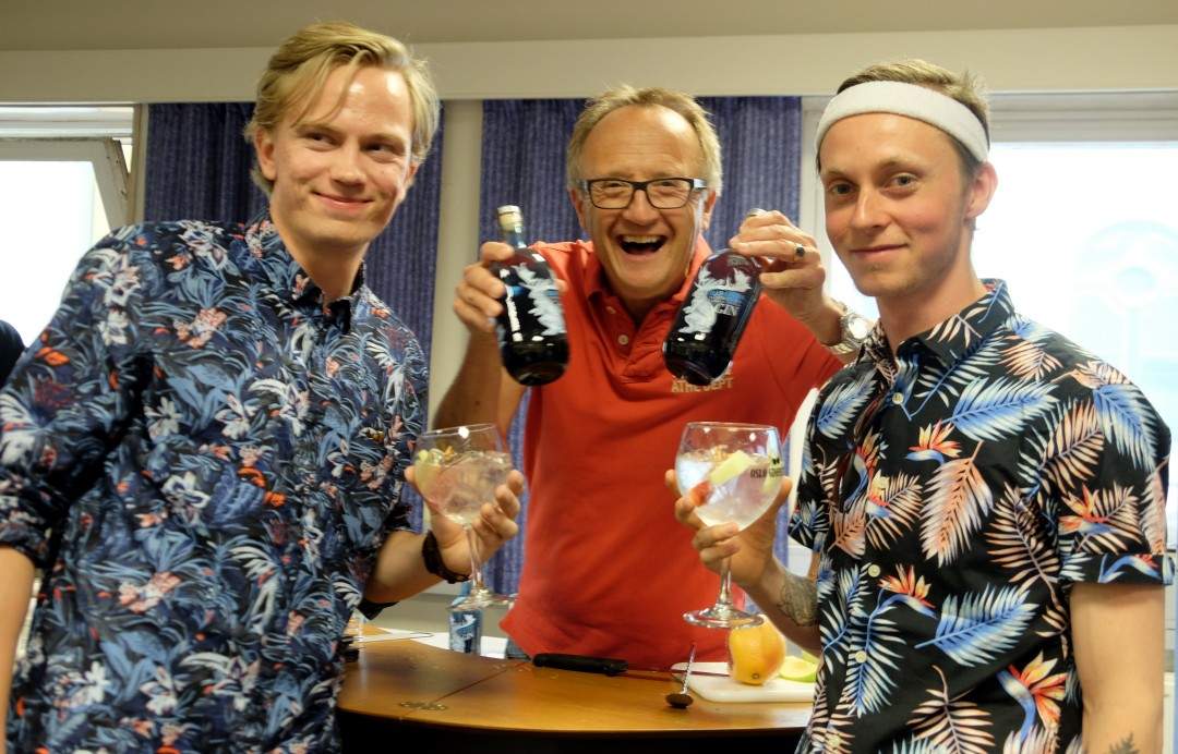Odd Fra Det Norske brenneri viser stolt frem gullvinner-ginen Harahorn.