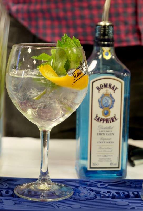 Bombay Sapphire. Klassikeren man aldri blir lei. Mynte og appelsinskall som garnityr. Smaksatt med St. Germain Hylleblomstlikør. Nam!