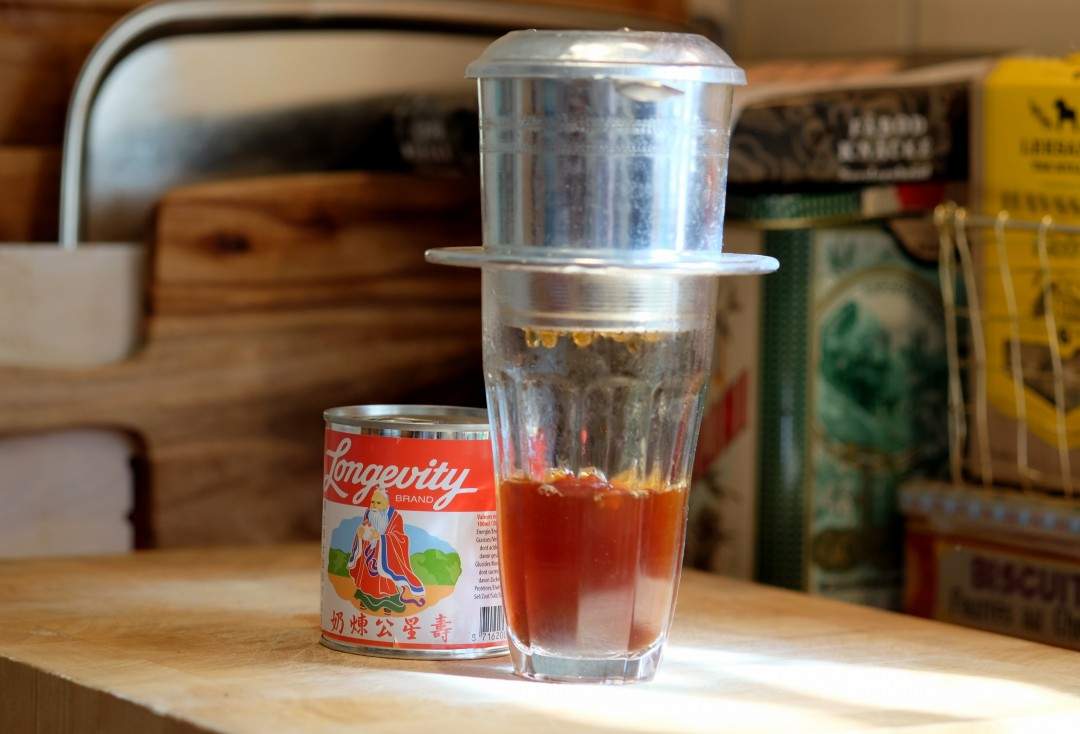 Slik brygger man kaffe på vietnamesisk vis.