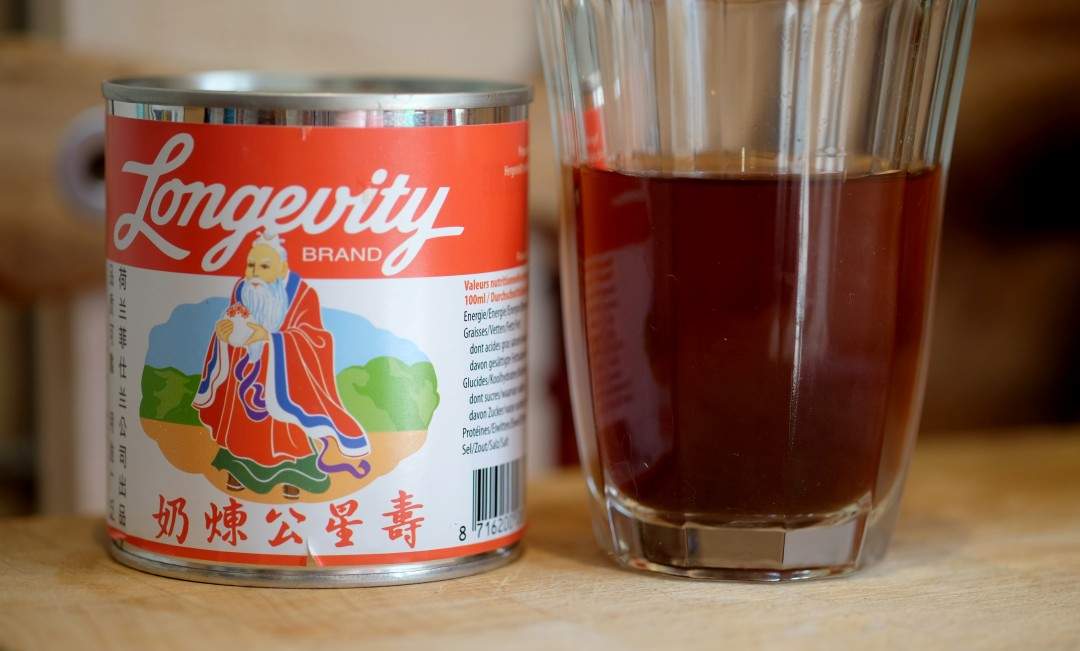 Kondensert melk og kaffe.