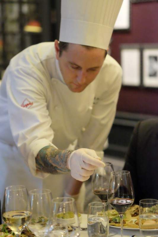 Chef Marcos Scorza forklarer rettene