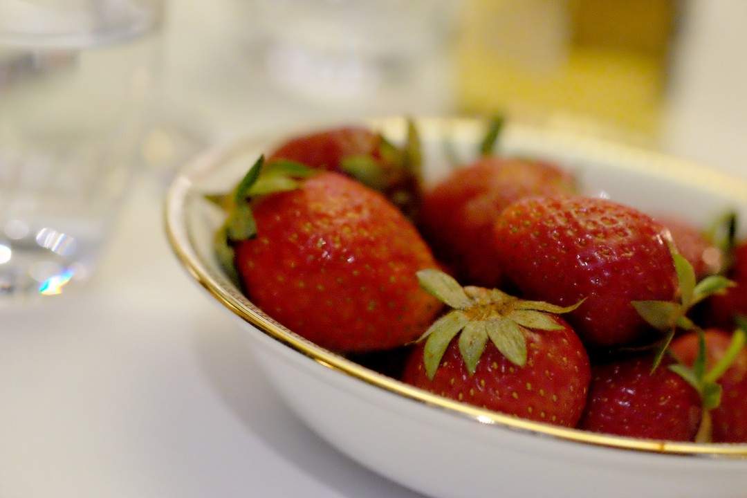 Jordbær til å dyppe i krem. Bonusdessert.