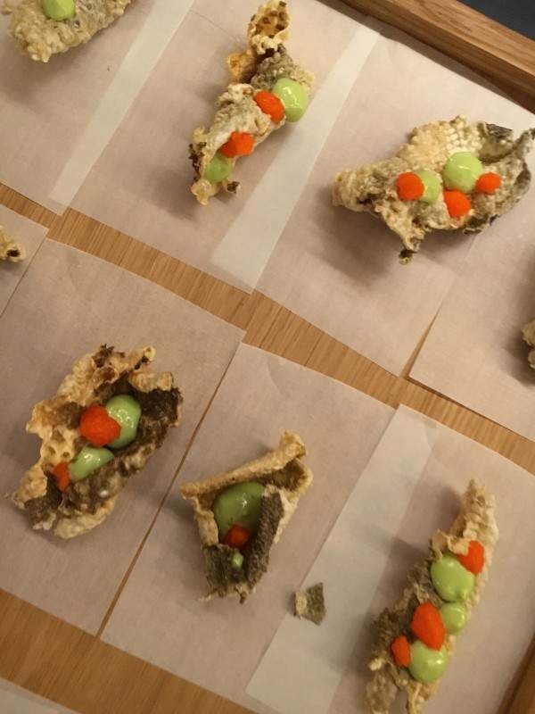 Crispy fiskeskinn med vårløksmajones.