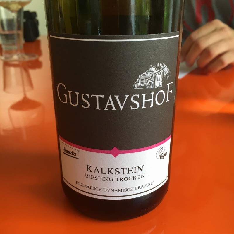 Supergod og billig riesling. Gustavshof Kalkstein Riesling Trocken 2014. Eplesmak og superfrisk.