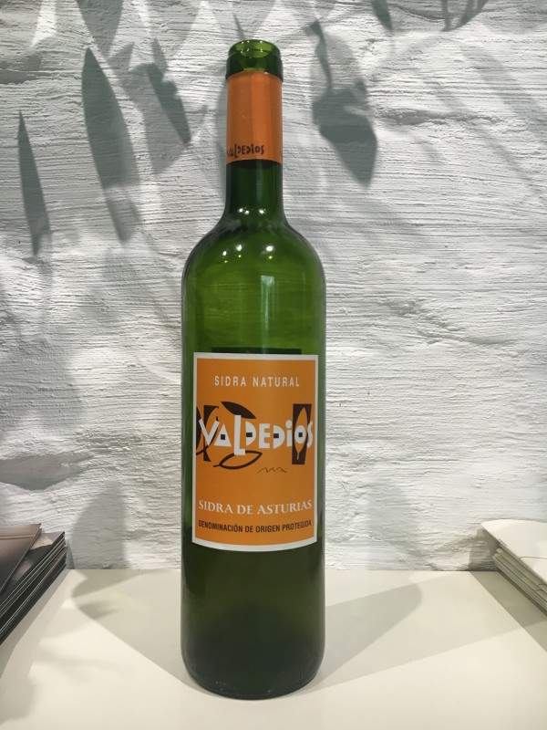 Kveldens store overraskelse. Cider! Jeg digger cider! Valdedios Sidra de Asturias kommer på polet i juli og er tørr, ikke så snerpete som cider kan være. Den er laget på 100/ epler og er en naturcider. Løp og kjøp! Prisen blir 110 kroner. Har du aldri prøvd cider før, er dette anledningen.