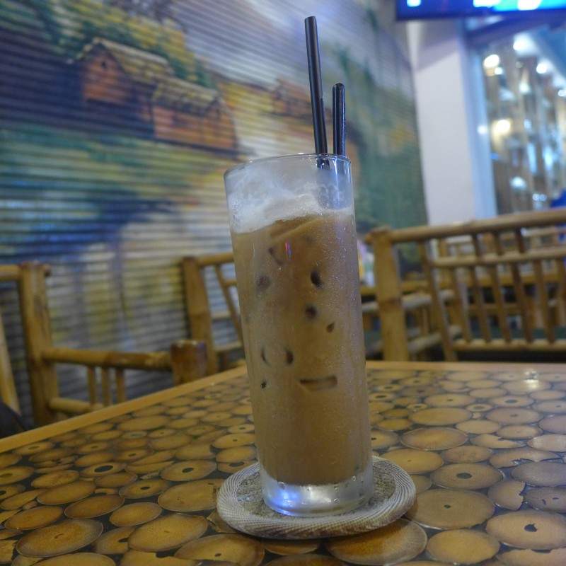 Iskaffe i Saigon, Vietnam. Kaffe, kondensert melk og masse isbiter.