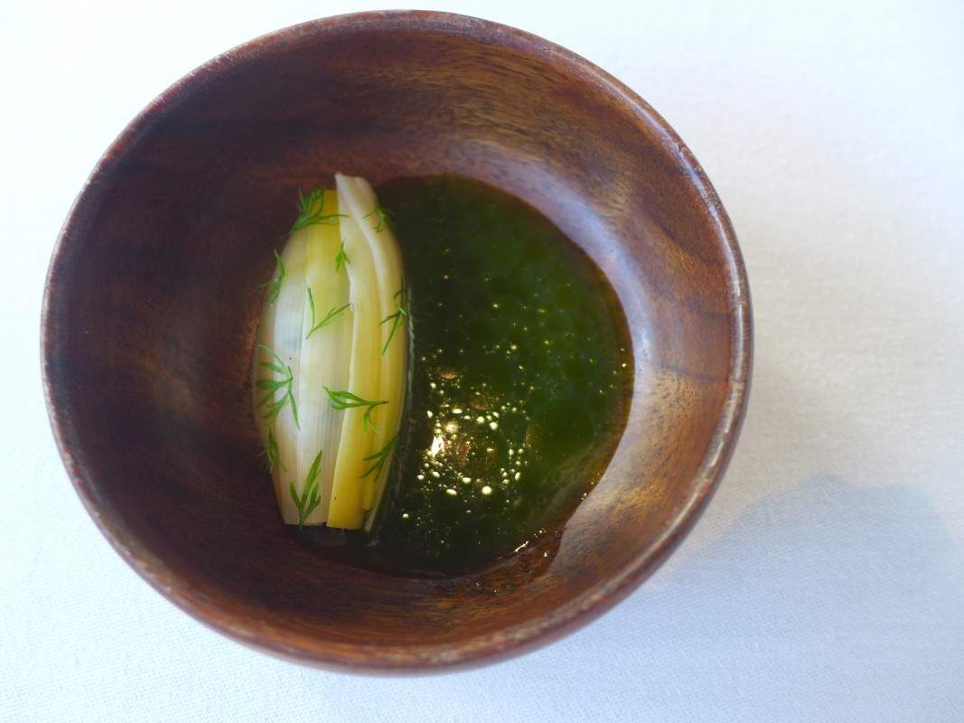 Rakfisk: Fermentert fjellørret med grillet purre og saus laget på hjertesalat og garum. En fantastisk måte å servere rakfisk på – en av de norske råvarene jeg setter aller mest pris på.