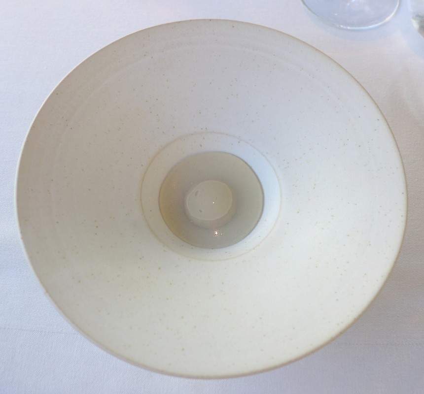 Signaturretten til Maaemo i en forenklet og raffinert versjon. De har kastet ut alt "nipset" og fått inn keramiker Anne Husnes til å spesiallage serviset som alle rettene serveres på. Det var lurt. Retten er Emulsjon av rå østers fra Bømlo med varm blåskjell- og dillsaus.