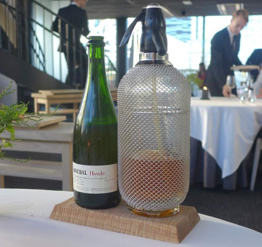 Hveteøl fra danske Bøgedal og nypejuice til meg.
