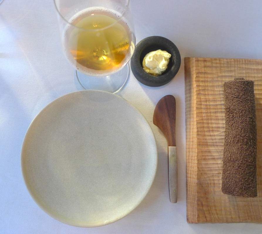 Vi skal over til nok en klassiker: brød og smør. Smør laget på geiteyoghurt.