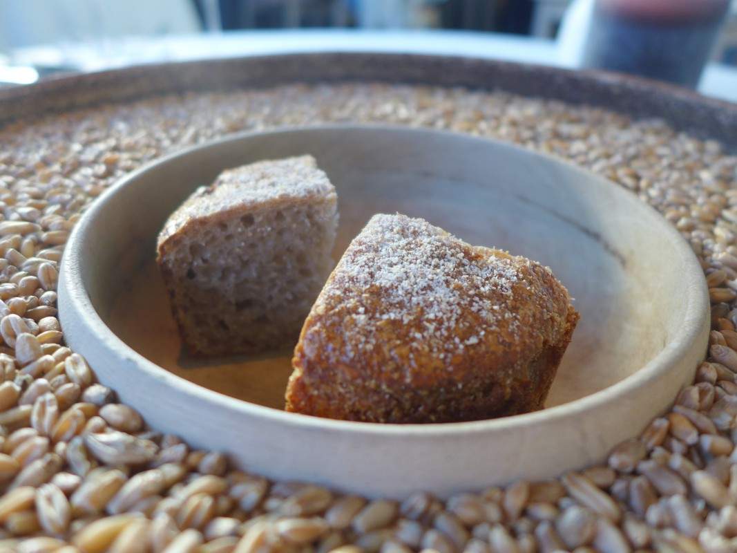 Nybakt brød laget på nymalt hvetemel, salt og vann. På Maaemo baker de kun hvetebrød når kornet er ferskt. På vinteren bruker de fjorårets poteter.