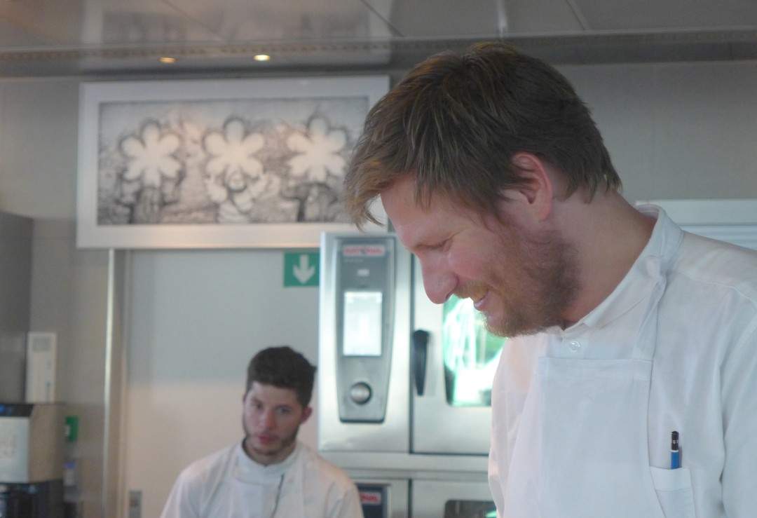 Esben Holmboe Bang med bilde laget av Danny Larsen. En gave etter at Maaemo fikk tre Michelinstjerner.