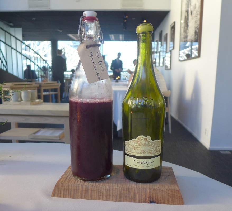 Juice på hagebær (mye solbær) og hvitvin med valnøttpreg fra Côtes du Jura Chardonnay, L'Autrefois, Jean Francois Ganevat 2011, Frankrike.