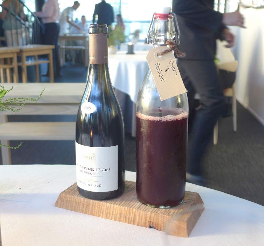 Juice laget på kirsebær og rødbeter. Morey-Saint-Denis 1er Cru les Ruchots, Domain Arlaud 2006, Burgund, Frankrike.