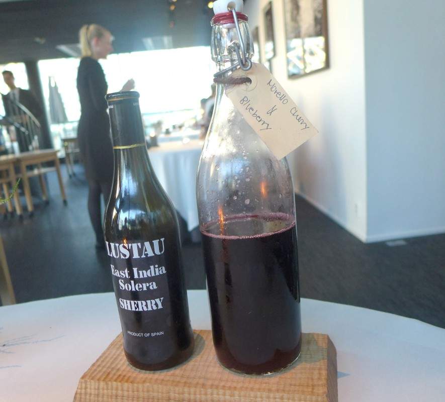 Sherry East India Solera, Lustau, Spania. Blåbær- og morelljuice til neste rett.