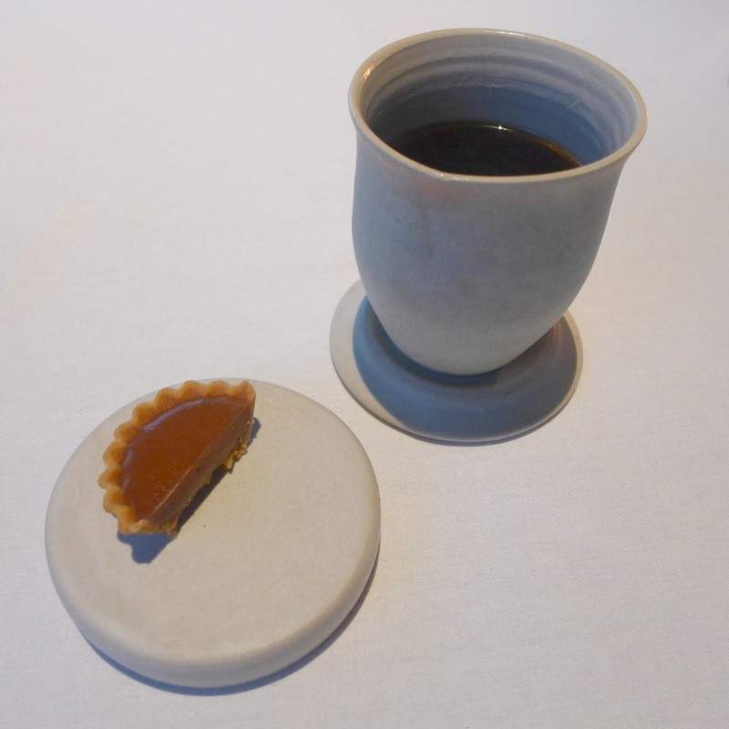 Brunosterte til kaffen. I all vår begeistring glemte jeg å ta bilde av "sjokoladen" som var laget på bokhvete og tørket jordbær. Haps, den bare forsvant ned i magen. Kaffen er selvsagt fra Tim Wndelboe. Chorongi Nyeri fra Kenya.