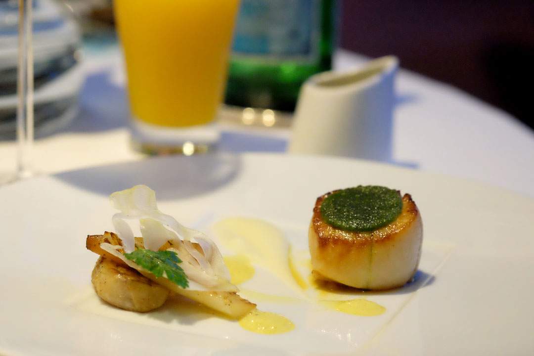 Norske kamskjell! Seared Hand Dived Scallops with Herb “Viennese”, Braised Fennel, Endive with Roasted Pear, Onion Confit in Ginger and Turmeric Jus