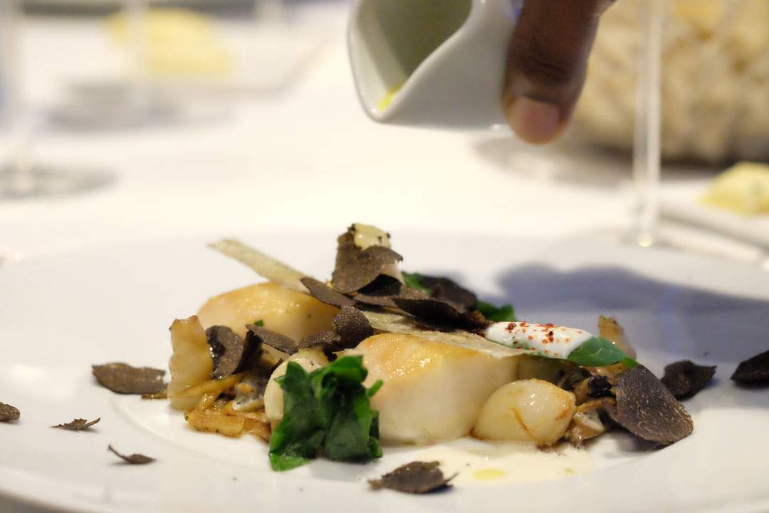 Man kan aldri få for mye trøffel. Min favorittrett denne lunsjen: Line caught Sea Bass with Almond Sauce. Salsify Rolled in Black Truffle, Forest Mushrooms and Spinach. Crispy Skin