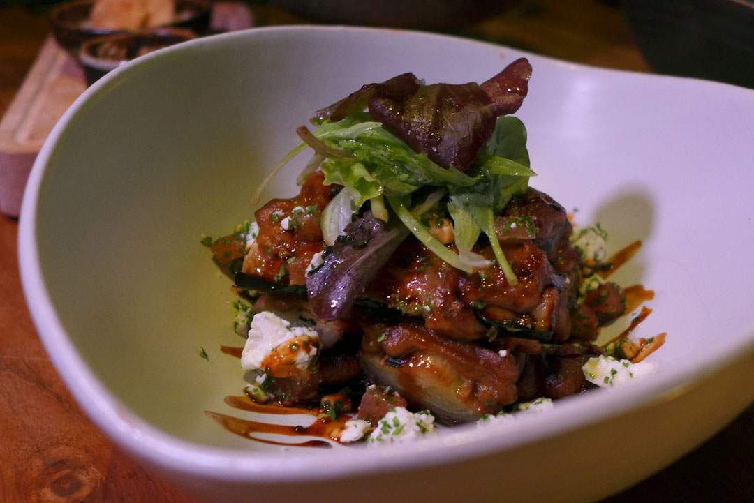 Grillet aubergin med dadler og fetaost. Lange auberginer grilles lenge for å få en silkemyk konsistens. De pensles med søt daddelsirup underveis. Dette var min favoritt.