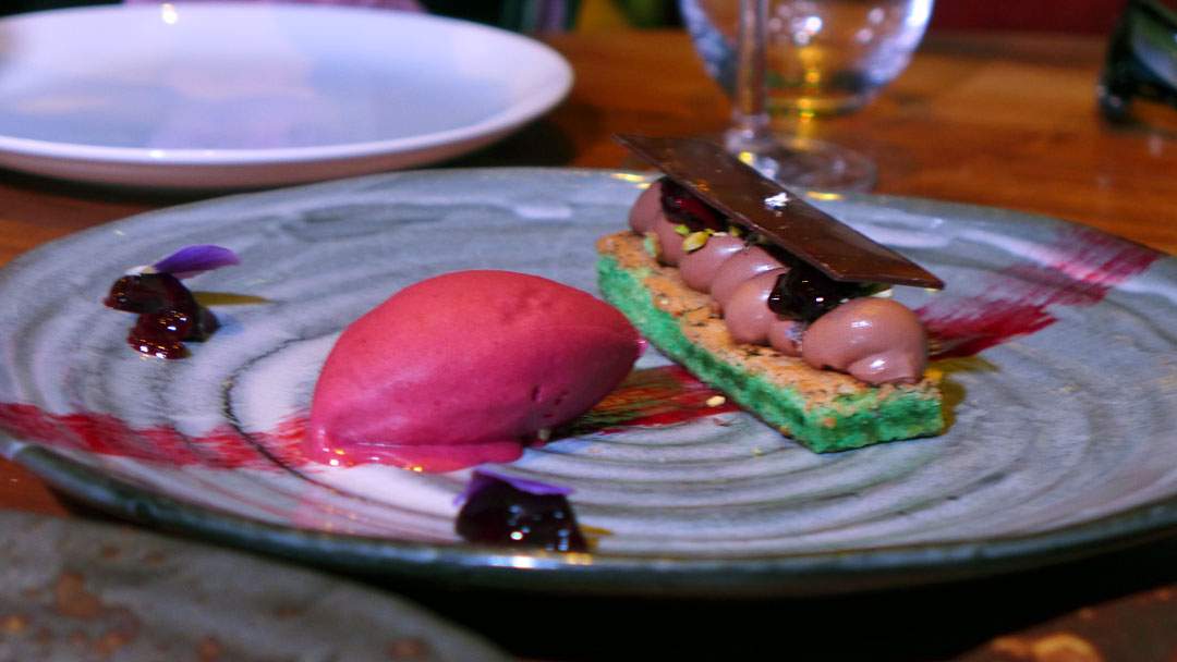 ”Oud”. Pistasjnøtter og villkirsebær-sorbet, manjari sjokolademoussse og syrlig og krydret kirsebærkompott.
