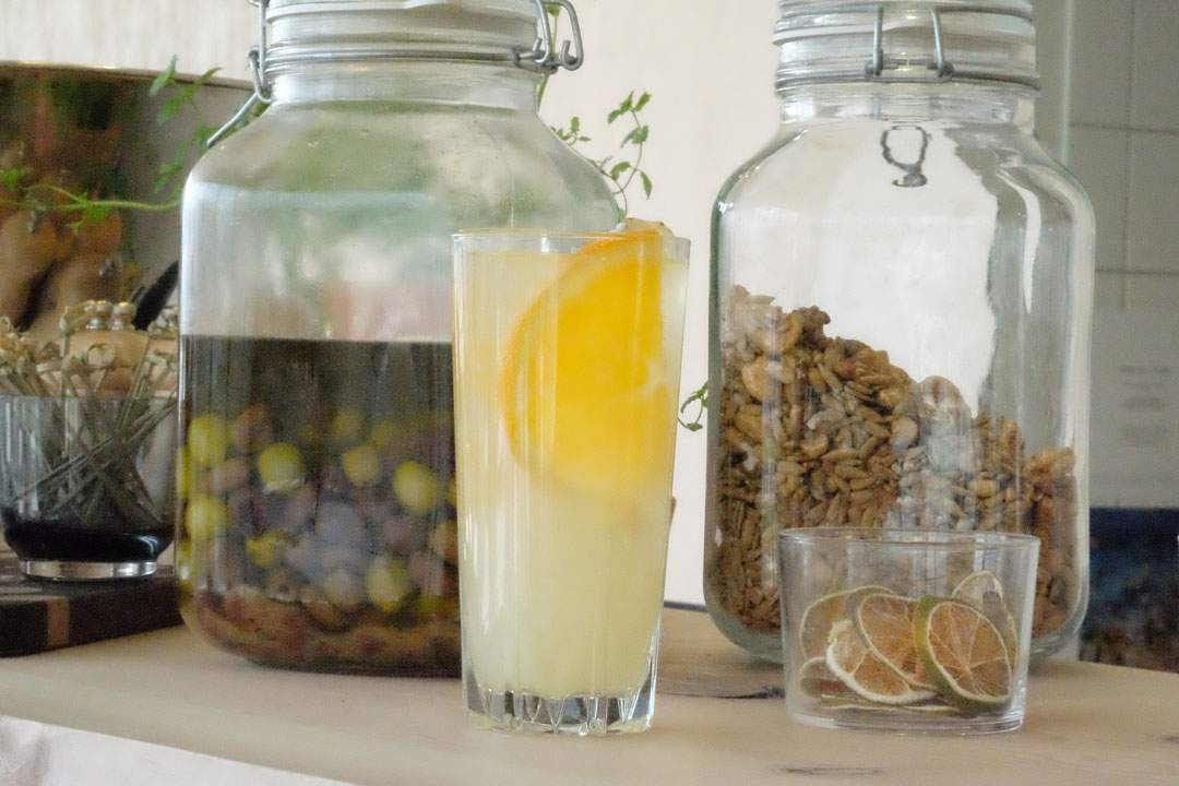 Soda, Yuzu sake og is. Sommerdrinken er i boks.
