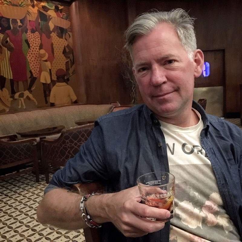 Erik nyter sin cocktail tidlig en søndags morgen før kirkeklokkene har ringt.