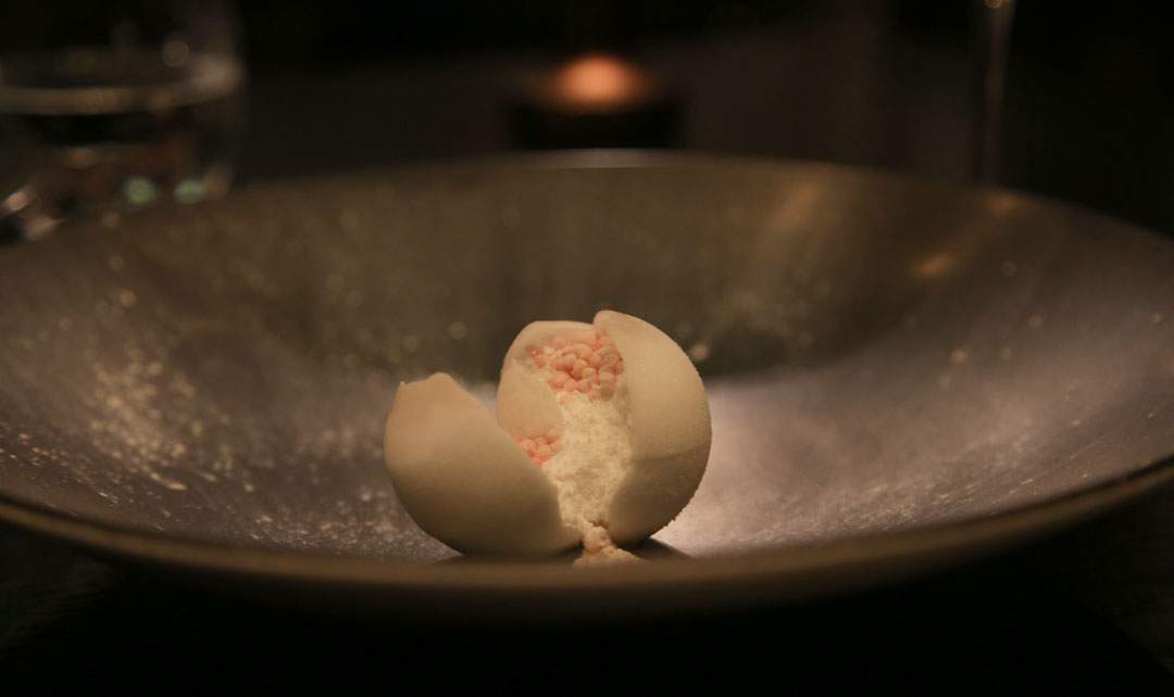 The Pearl. Sepias signaturdessert som smakte ute av denne verden! Foto: Helle Øder Valebrokk. The Pearl. Sepias signaturdessert som smakte ute av denne verden! Foto: Helle Øder Valebrokk.