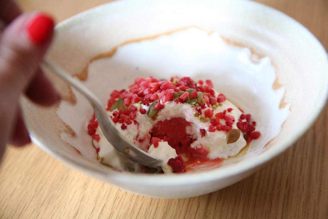 Alarm, alarm. For en dessert på Silvereye. Bringebær, gresskarfrø, yoghurt og mye mer. Foto: Helle Øder Valebrokk. Alarm, alarm. For en dessert på Silvereye. Bringebær, gresskarfrø, yoghurt og mye mer. Foto: Helle Øder Valebrokk.