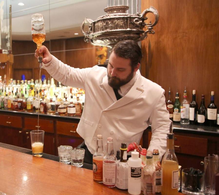 Bartenderen på The Sazerac Bar i gang med å lage en fenomenal Sazerac. Foto: Erik Valebrokk