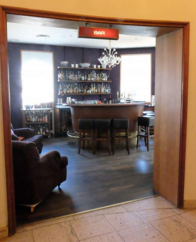 Baren hod Grand hotel.