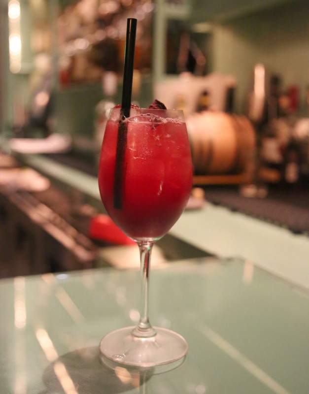 Frisk akevittcocktail i baren på Alter.