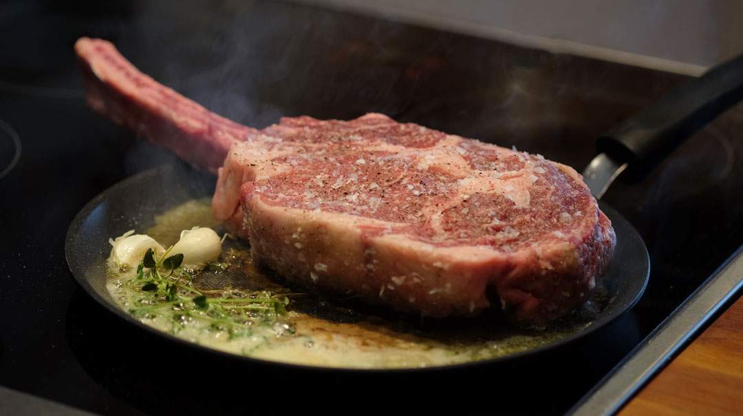Stek tomahawken i en flat panne eller på grillen.