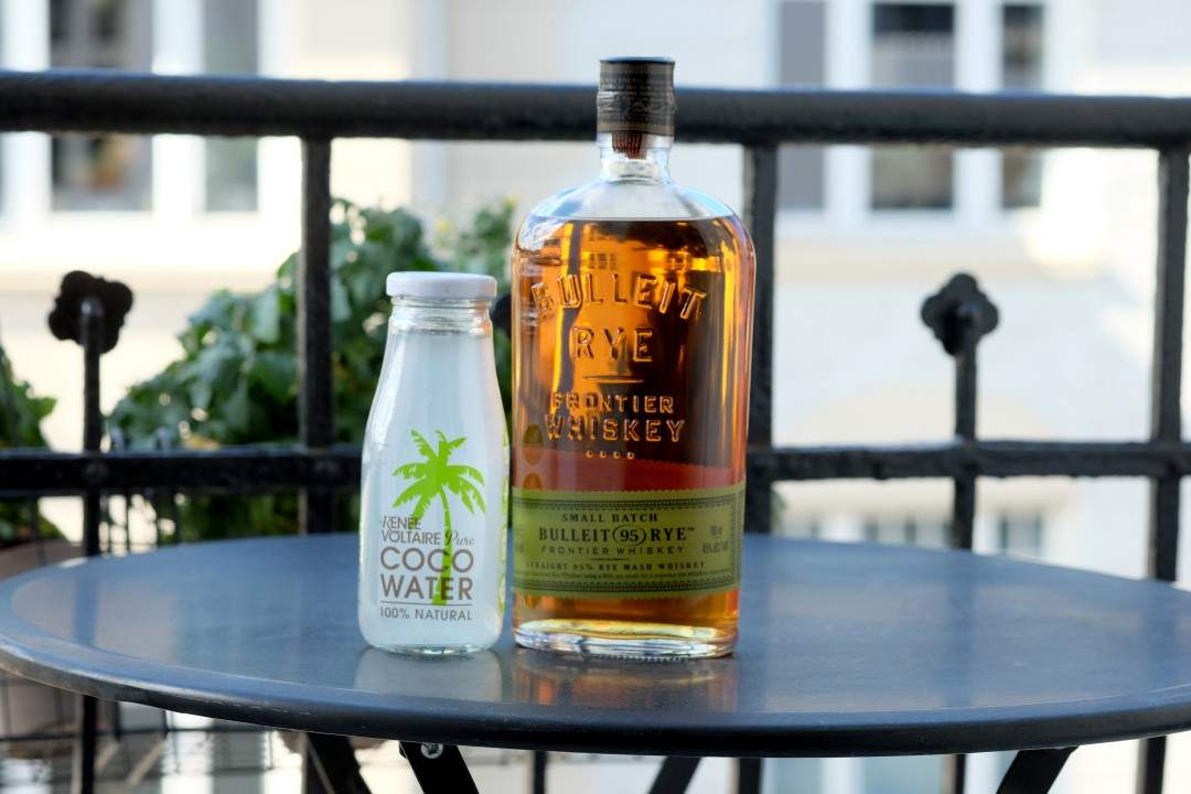 Bulleit Rye og kokosvann.